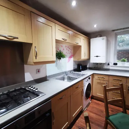 London 2 Bed 2 Bath Apartment Holiday Home - Free Parking - 3Min Walk To The Train Station - 19Min To London Liverpool Street 5Min To Victoria Line 1Gb Broadband Super Fast Internet Ground Floor 100S Of Shops Restaurants Bakeries 24-Hour Asda Superst Exterior foto