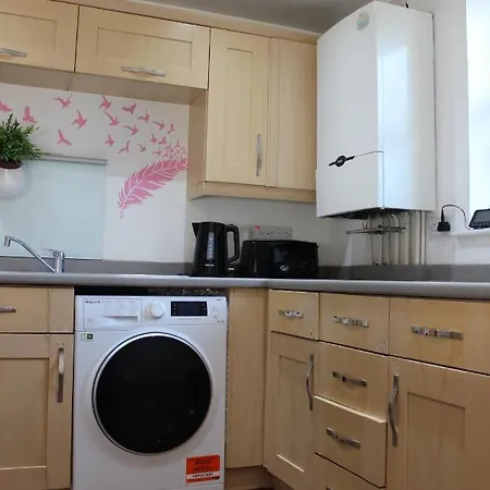 London 2 Bed 2 Bath Apartment Holiday Home - Free Parking - 3Min Walk To The Train Station - 19Min To London Liverpool Street 5Min To Victoria Line 1Gb Broadband Super Fast Internet Ground Floor 100S Of Shops Restaurants Bakeries 24-Hour Asda Superst Exterior foto