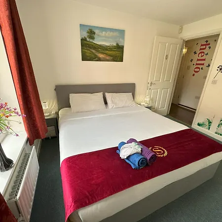 London 2 Bed 2 Bath Apartment Holiday Home - Free Parking - 3Min Walk To The Train Station - 19Min To London Liverpool Street 5Min To Victoria Line 1Gb Broadband Super Fast Internet Ground Floor 100S Of Shops Restaurants Bakeries 24-Hour Asda Superst Exterior foto