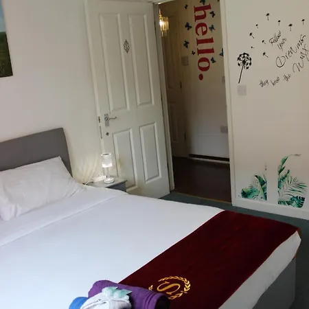 London 2 Bed 2 Bath Apartment Holiday Home - Free Parking - 3Min Walk To The Train Station - 19Min To London Liverpool Street 5Min To Victoria Line 1Gb Broadband Super Fast Internet Ground Floor 100S Of Shops Restaurants Bakeries 24-Hour Asda Superst Exterior foto