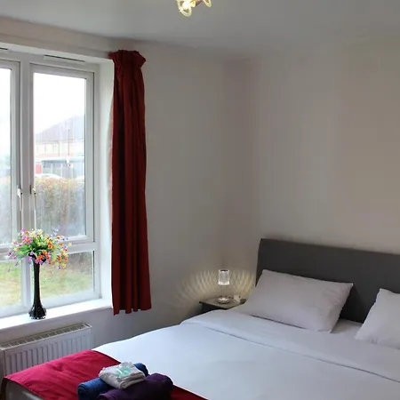 London 2 Bed 2 Bath Apartment Holiday Home - Free Parking - 3Min Walk To The Train Station - 19Min To London Liverpool Street 5Min To Victoria Line 1Gb Broadband Super Fast Internet Ground Floor 100S Of Shops Restaurants Bakeries 24-Hour Asda Superst Exterior foto