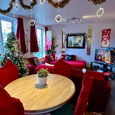 London 2 Bed 2 Bath Apartment Holiday Home - Free Parking - 3Min Walk To The Train Station - 19Min To London Liverpool Street 5Min To Victoria Line 1Gb Broadband Super Fast Internet Ground Floor 100S Of Shops Restaurants Bakeries 24-Hour Asda Superst Exterior foto