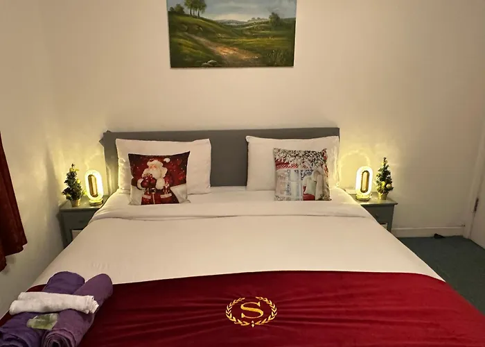 London 2 Bed 2 Bath Apartment Holiday Home - Free Parking - 3Min Walk To The Train Station - 19Min To London Liverpool Street 5Min To Victoria Line 1Gb Broadband Super Fast Internet Ground Floor 100S Of Shops Restaurants Bakeries 24-Hour Asda Superst