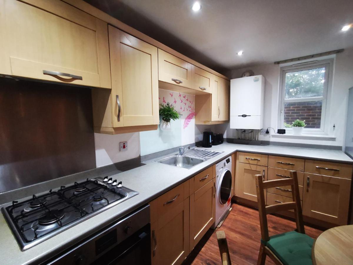 Apartment 2 Bed 2 Bath - Free Parking - 3min Walk To The Train Station - 19min To Liverpool Street 5min To Victoria Line 1gb Broadband Super Fast Internet Ground Floor 100s Of Shops Restaurants Bakeries 24-hour Asda Superst