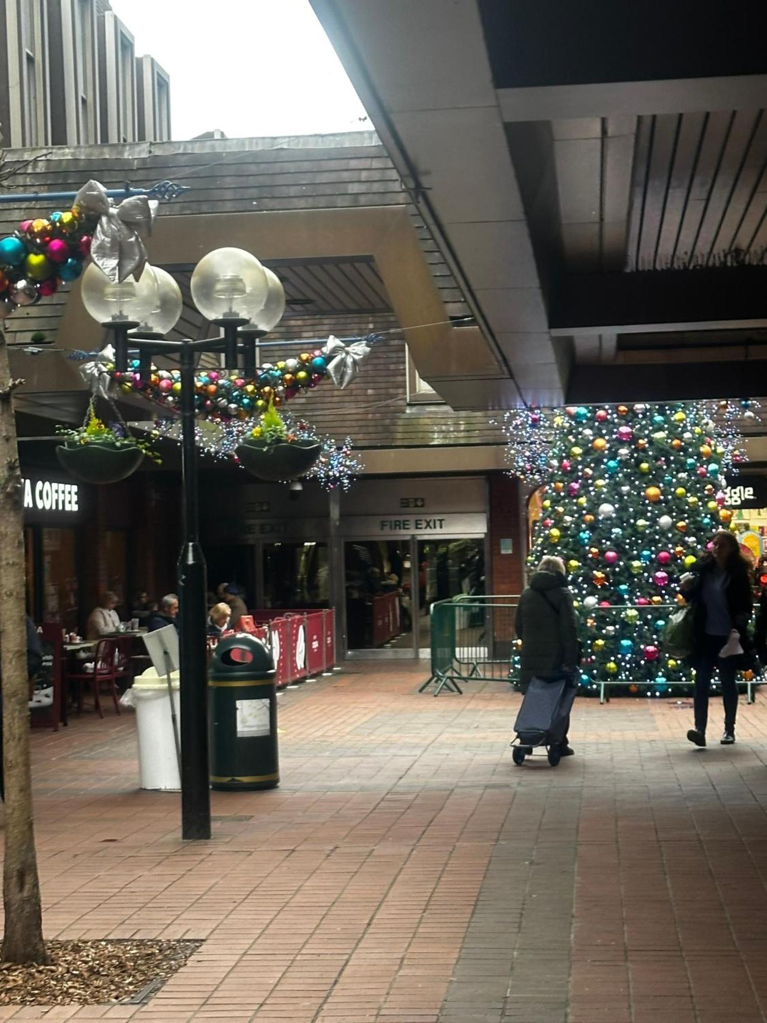 2 Bed 2 Bath - Free Parking - 3min Walk To The Train Station - 19min To Liverpool Street 5min To Victoria Line 1gb Broadband Super Fast Internet Ground Floor 100s Of Shops Restaurants Bakeries 24-hour Asda Superst Londres
