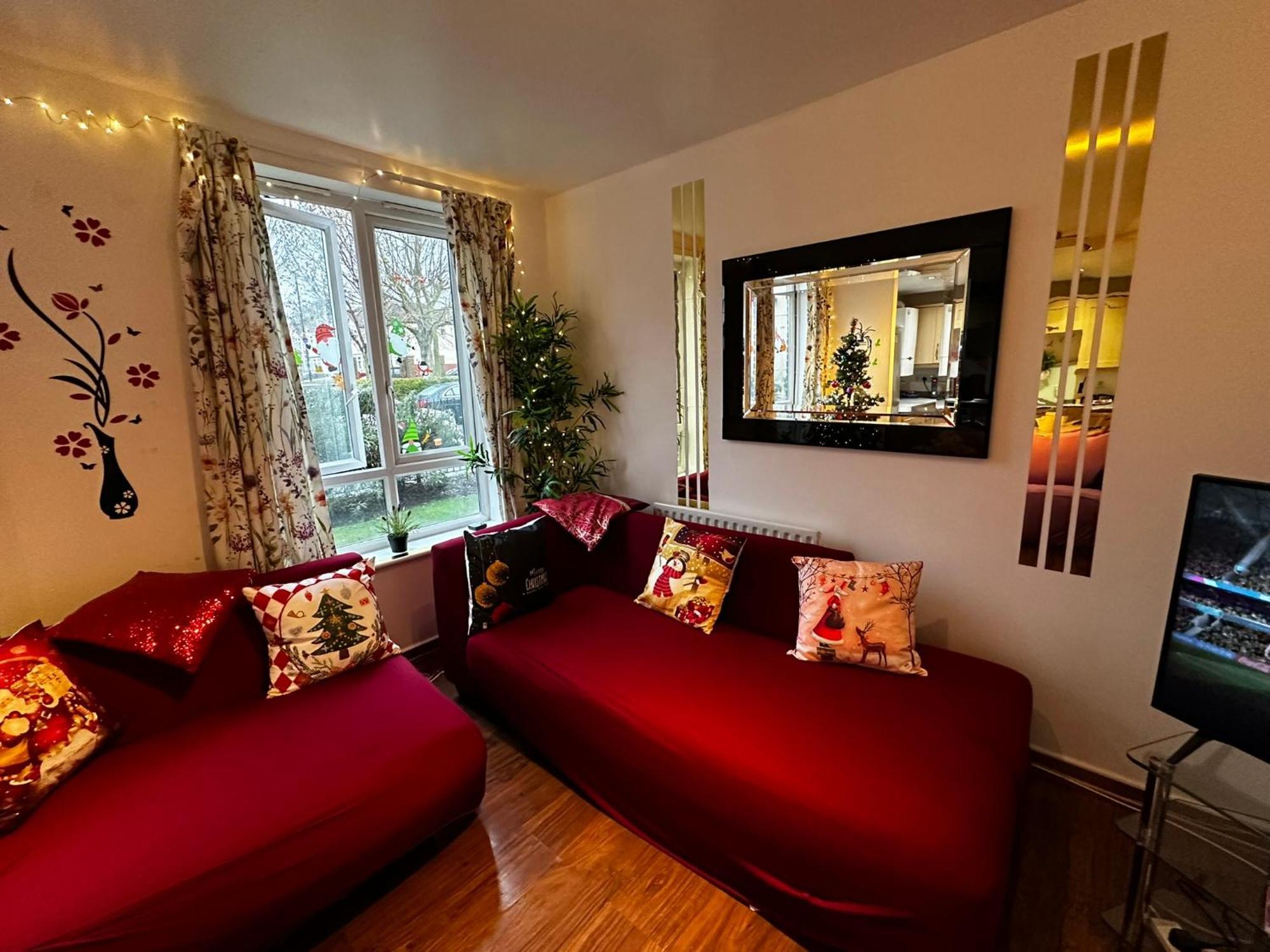 Apartment 2 Bed 2 Bath - Free Parking - 3min Walk To The Train Station - 19min To Liverpool Street 5min To Victoria Line 1gb Broadband Super Fast Internet Ground Floor 100s Of Shops Restaurants Bakeries 24-hour Asda Superst London