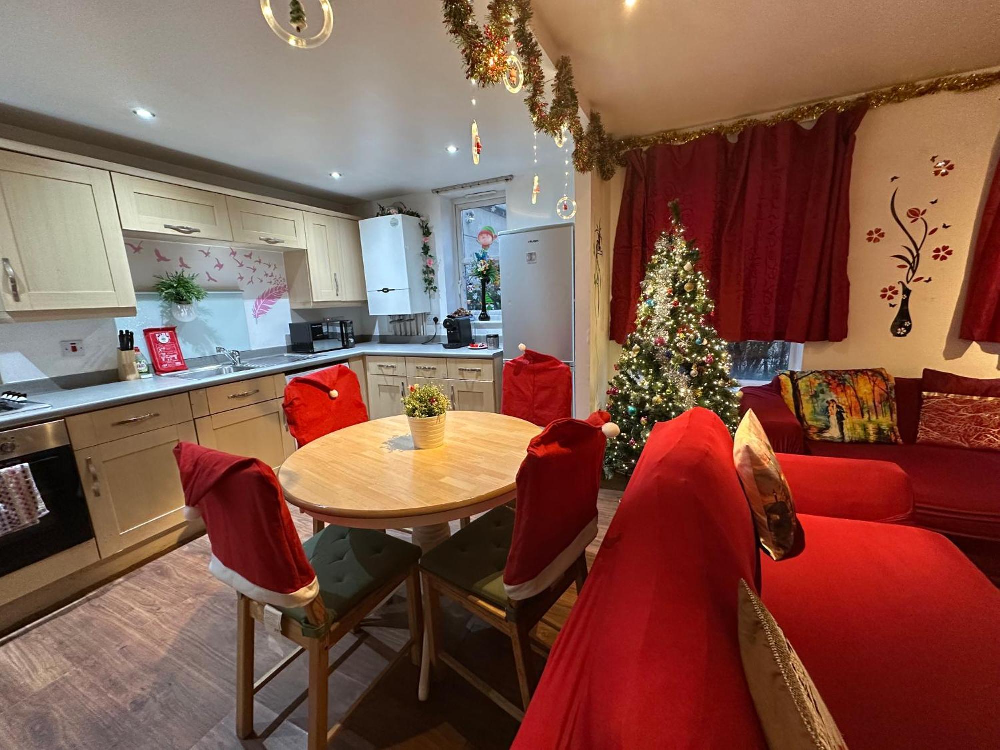 2 Bed 2 Bath - Free Parking - 3min Walk To The Train Station - 19min To Liverpool Street 5min To Victoria Line 1gb Broadband Super Fast Internet Ground Floor 100s Of Shops Restaurants Bakeries 24-hour Asda Superst Apartment London