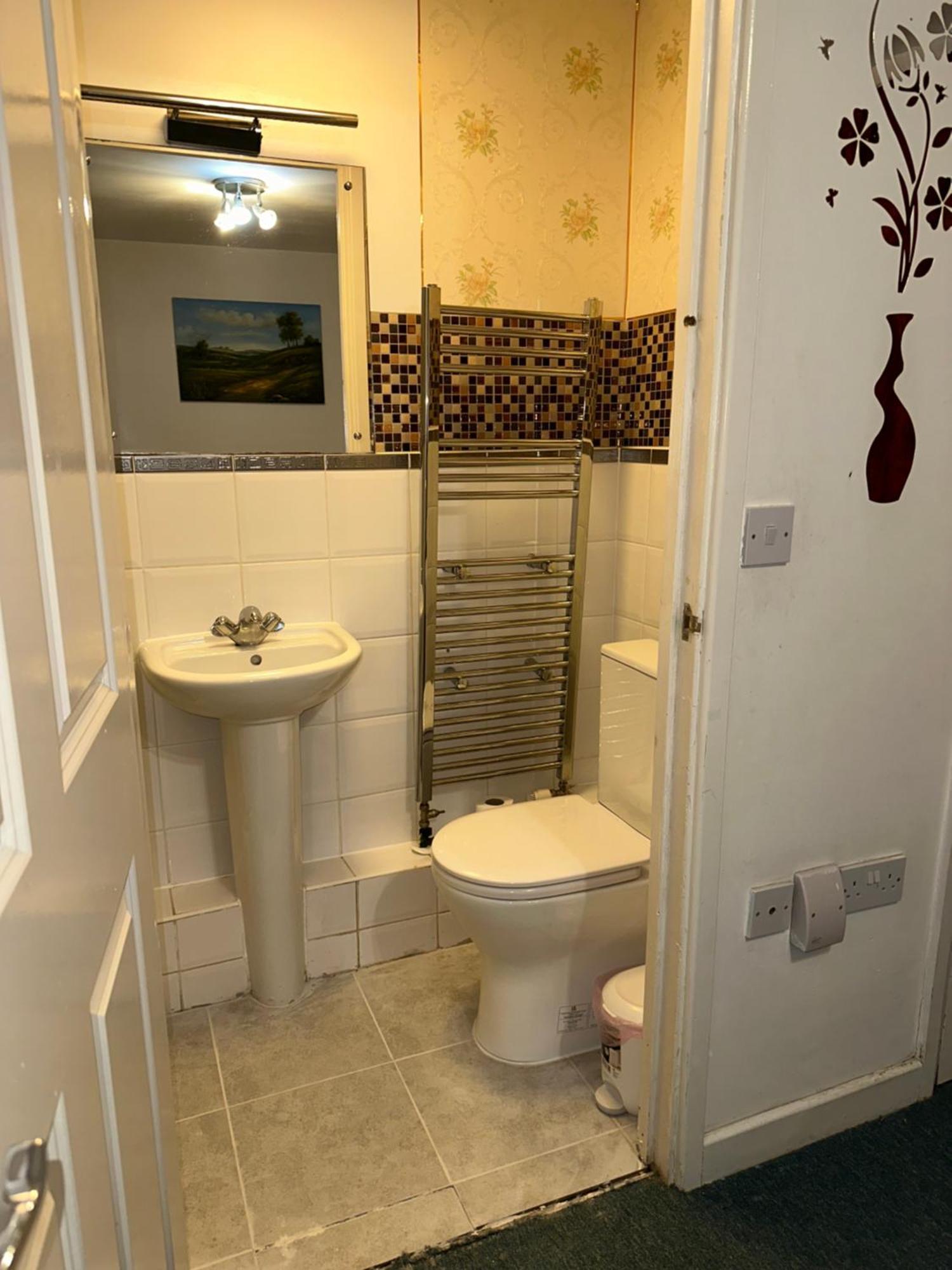 Apartment 2 Bed 2 Bath - Free Parking - 3min Walk To The Train Station - 19min To Liverpool Street 5min To Victoria Line 1gb Broadband Super Fast Internet Ground Floor 100s Of Shops Restaurants Bakeries 24-hour Asda Superst *